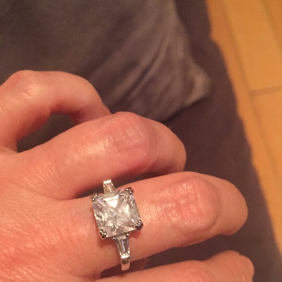 Silver Tone Fashion Ring Size 5. NWOT - Picture 2 of 7